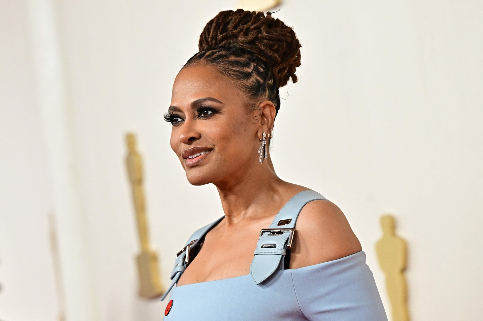 A diretora Ava Duvernay fez tranças presas em coque — Foto: Frederic J. Brown / AFP