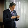 Fernando Haddad ao telefone: ministro ligou para Rubens Ometto  - Brenno Carvalho/Ag. O Globo