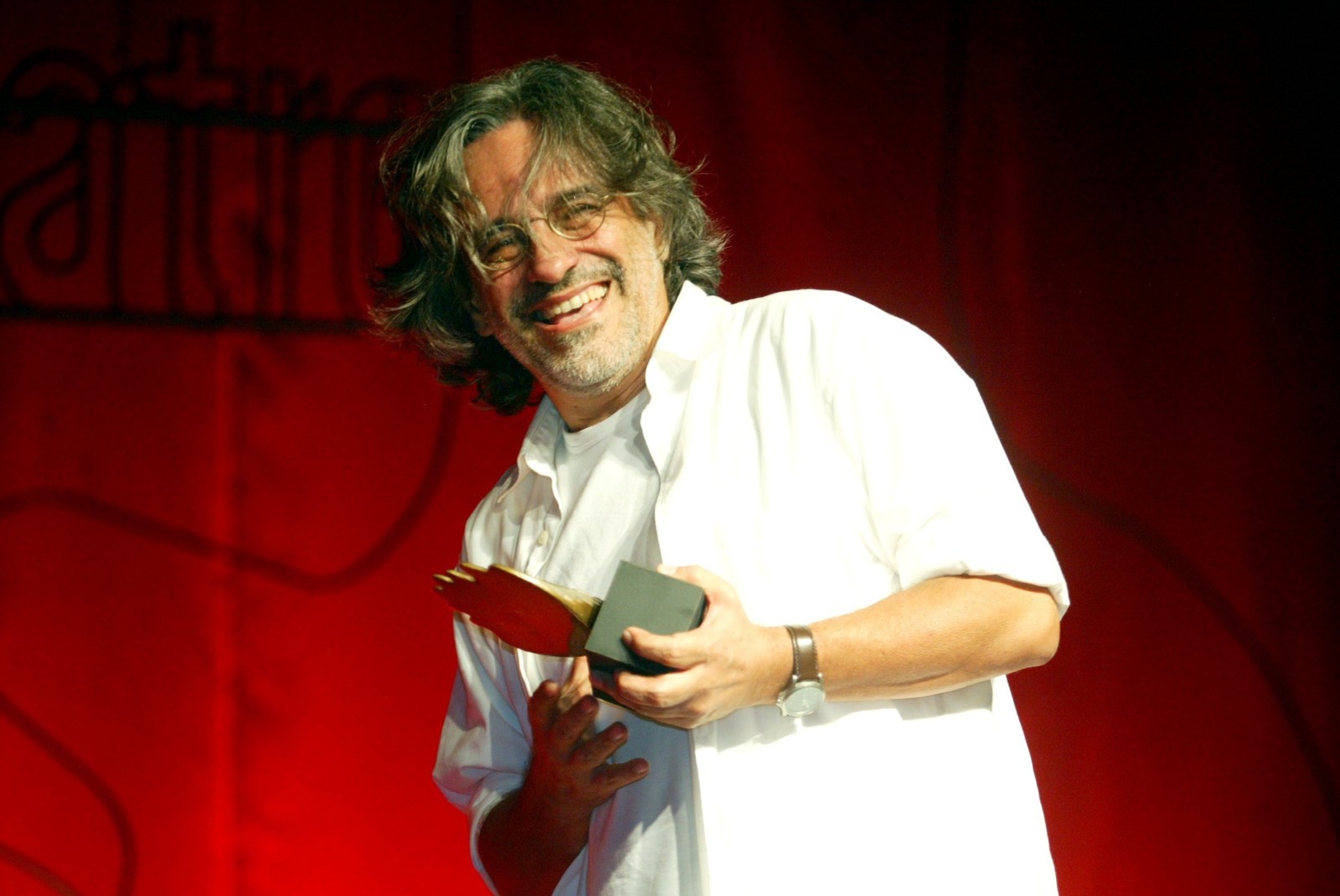 Aderbal ao receber seu primeiro prêmio Shell de direção, por “A prova”, em 2003 — Foto: Camila Maia