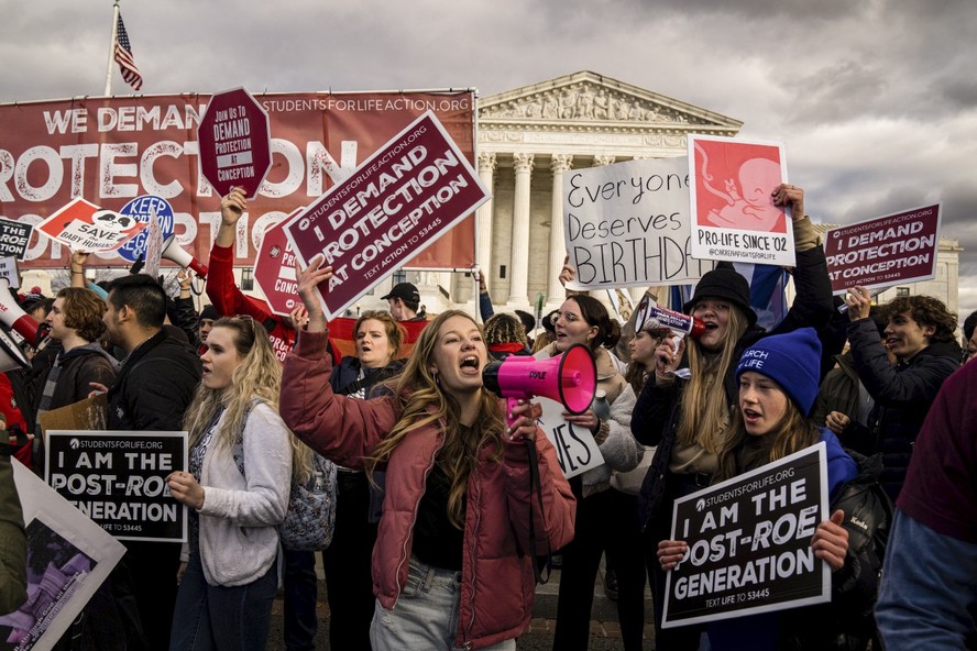 Ativistas protestam a favor do direito ao aborto em frente à Suprema Corte americana em janeiro