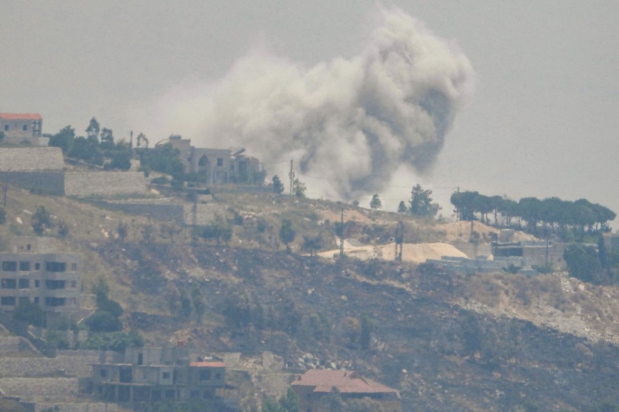 Coluna de fumaça é vista no território libanês após ataque israelense