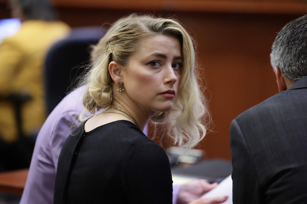 Amber Heard antes de ouvir o veredito — Foto: EVELYN HOCKSTEIN/AFP