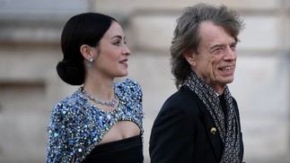 Mick Jagger e a namorada, a coreógrafa Melanie Hamrick, chegam ao jantar em Versalhes — Foto: AFP