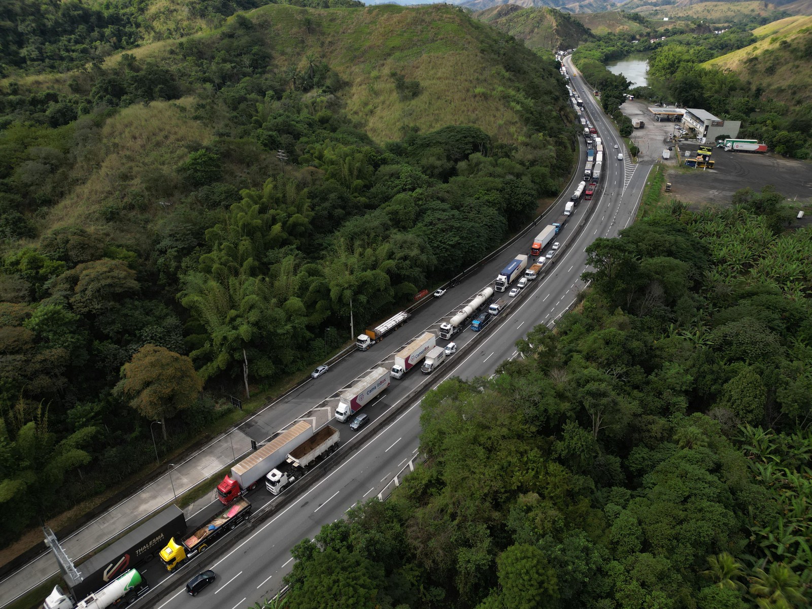 Por volta de 12h40, os dois sentidos da Serra das Araras foram liberados — Foto: Márcia Foletto