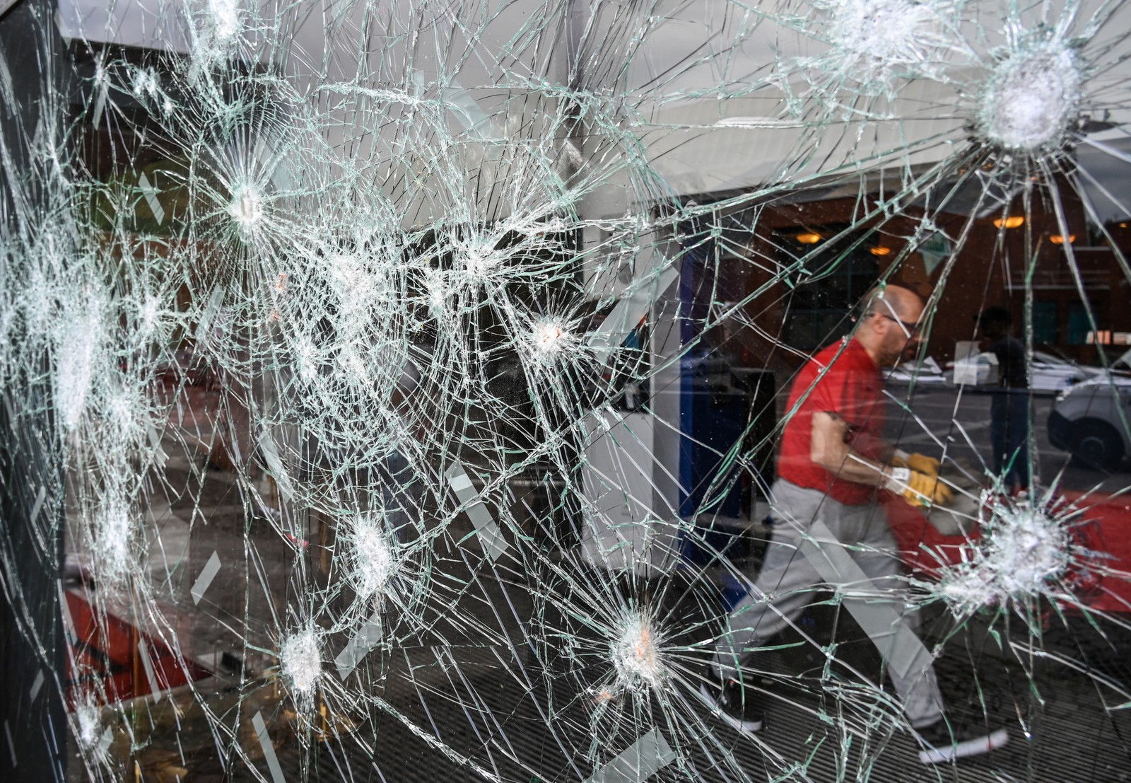 Janelas quebradas do Coliseu do Teatro Roubaix, em Roubaix, norte da França, em 30 de junho de 2023 — Foto: DENIS CHARLET / AFP