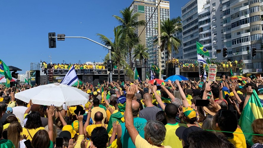 Apoiadores de Jair Bolsonaro participam de manifestação na Praia de Copacabana