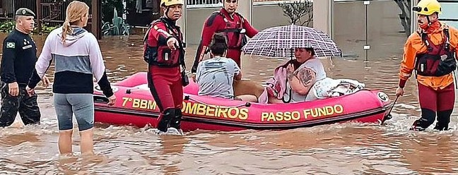 Bombeiros resgatam moradores ilhados em Passo Fundo (RS) — Foto: Divulgação CBMRS