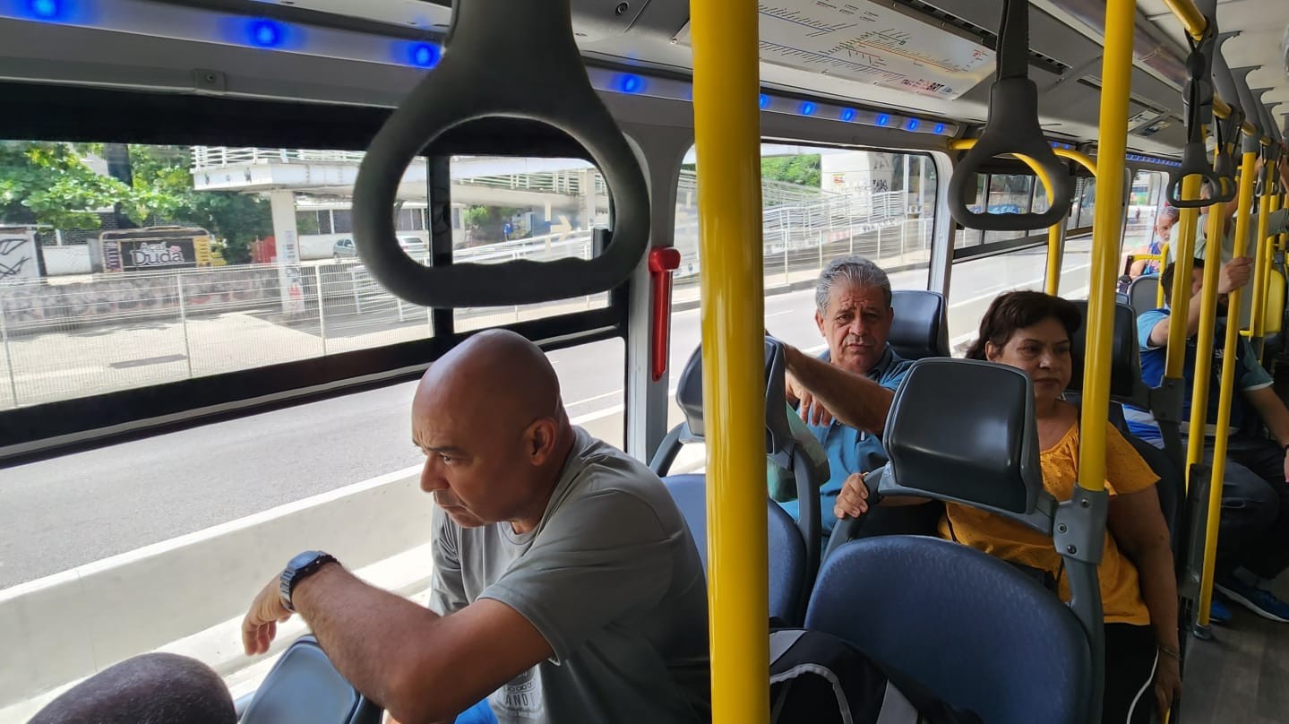Terminal Gentileza: ônibus articulados vão fazer o trajeto entre o terminal e a Penha, em intervalos de dez minutos — Foto: Custódio Coimbra/Agência O Globo