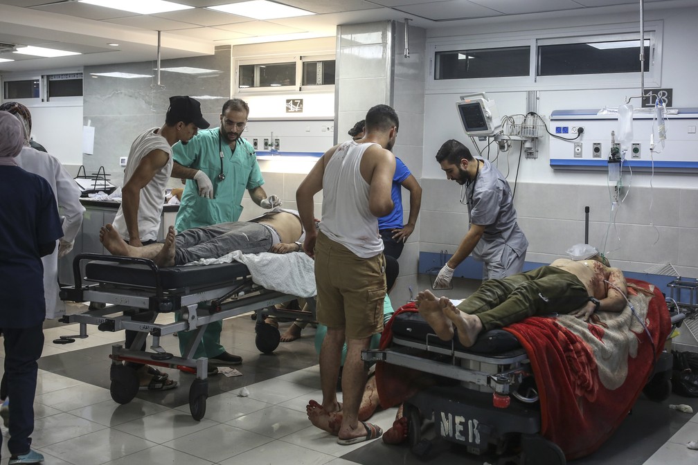 Feridos recebem atendimento no hospital Al-Shifa, na Cidade de Gaza — Foto: Samar Abu Elouf/The New York Times