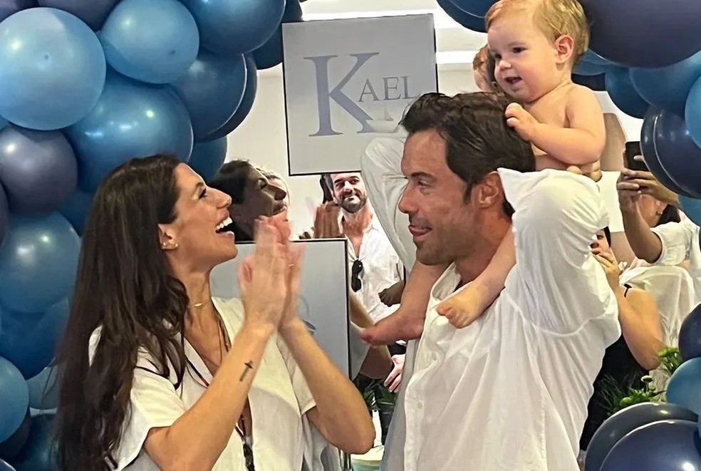 Kayky Brito e a mulher, Tamara, no aniversário de 1 ano do filho, Kael — Foto: Sthefany e Kayky Brito com seus respectivos filhos, Enrico e Kael