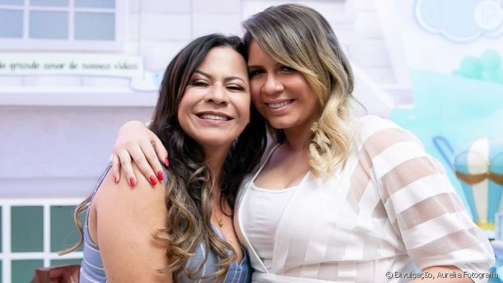 Marília Mendonça (à direita) com a mãe, Ruth Moreira — Foto: Divulgação