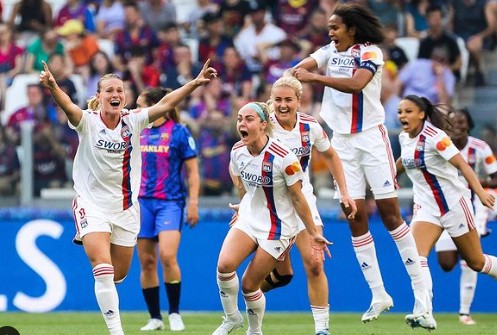 Amandine Henry, à esquerda, celebra título do Lyon com Wendie Renard (pulando) — Foto: Reprodução/Instagram