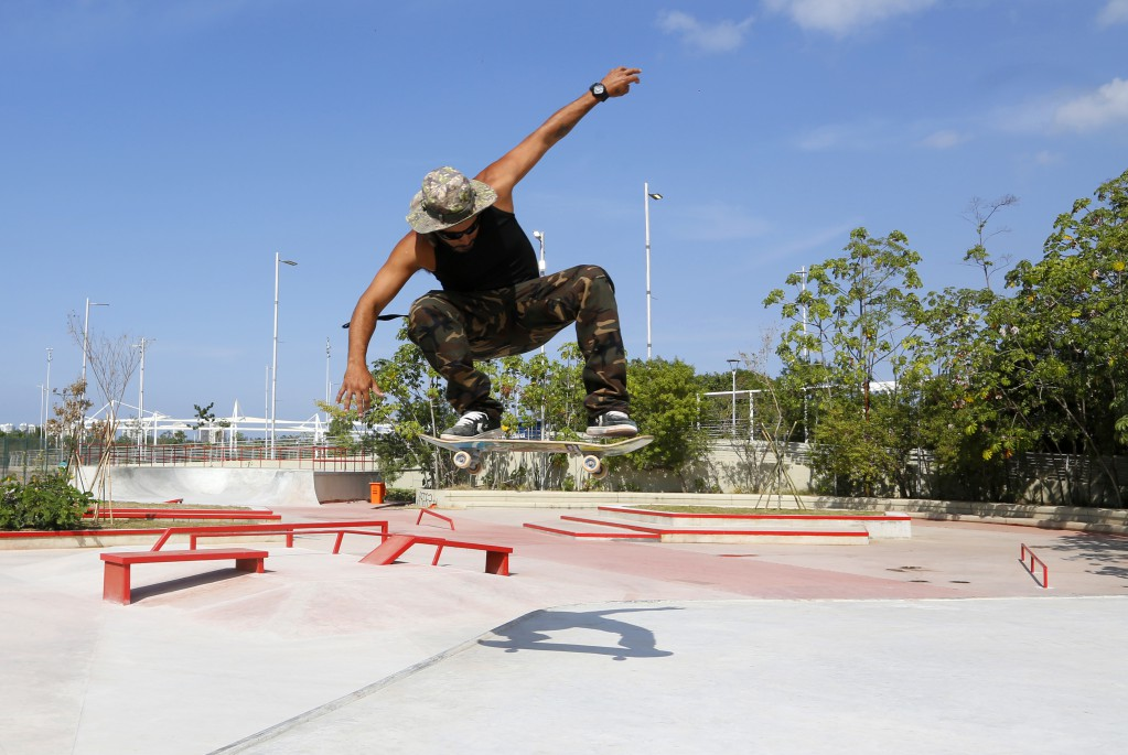 Na foto, Luciano Farias, skatista master e dono da firma que fez o Skate Park. — Foto: Fábio Rossi / Agência O Globo