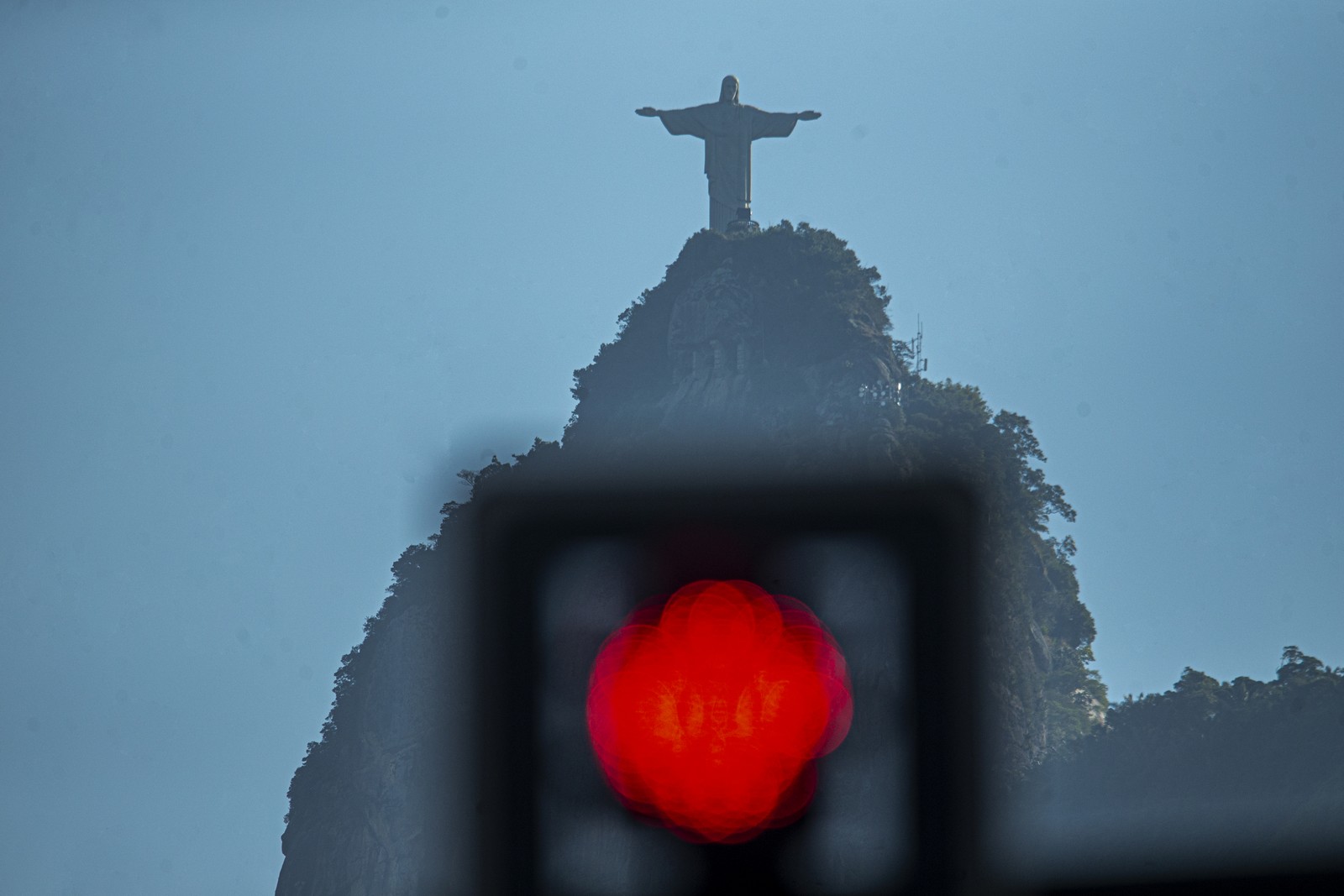 Pontos turísticos fechados. Cristo Redentor visto da Voluntários da Pátria.  — Foto: Antonio Scorza / Agência O Globo