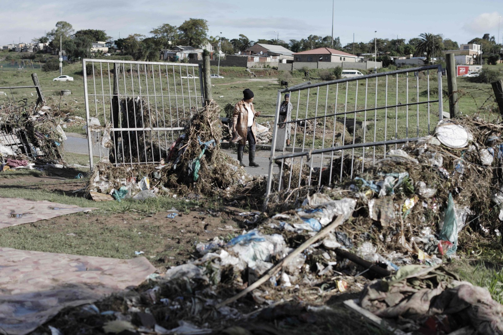 As enchentes causadas por chuvas torrenciais e ventos fortes na costa leste da África do Sul mataram pelo menos 22 pessoas, disseram as autoridades locais na terça-feira. As inundações atingiram vários locais em duas províncias do leste, dois raros tornados foram detectados, as temperaturas caíram e a neve caiu em algumas regiões centrais. — Foto: GIANLUIGI GUERCIA/AFP