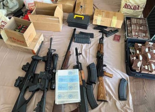 Polícia russa teria encontrado dinheiro, armas, perucas e passaportes na casa de líder de rebelião
