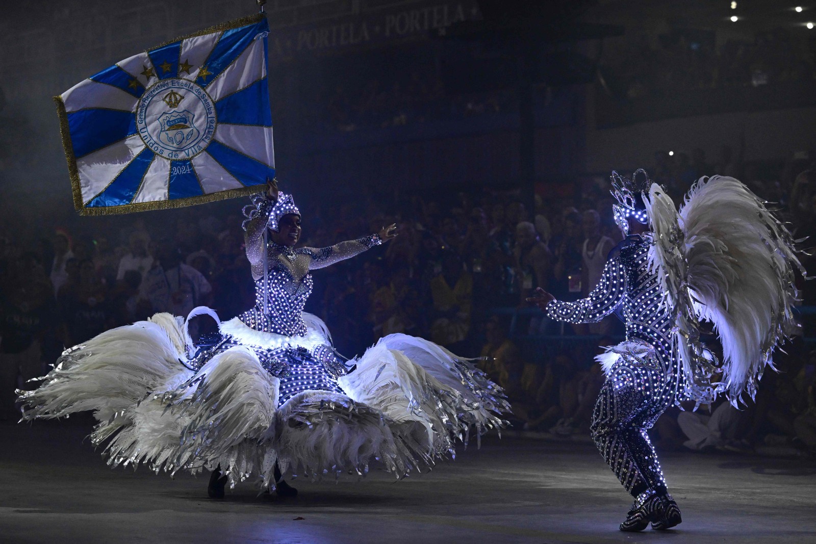 As luzes nas fantasias do casal de mestre-sala e porta-bandeira da Vila Isabel — Foto: Pablo Porciuncula/AFP