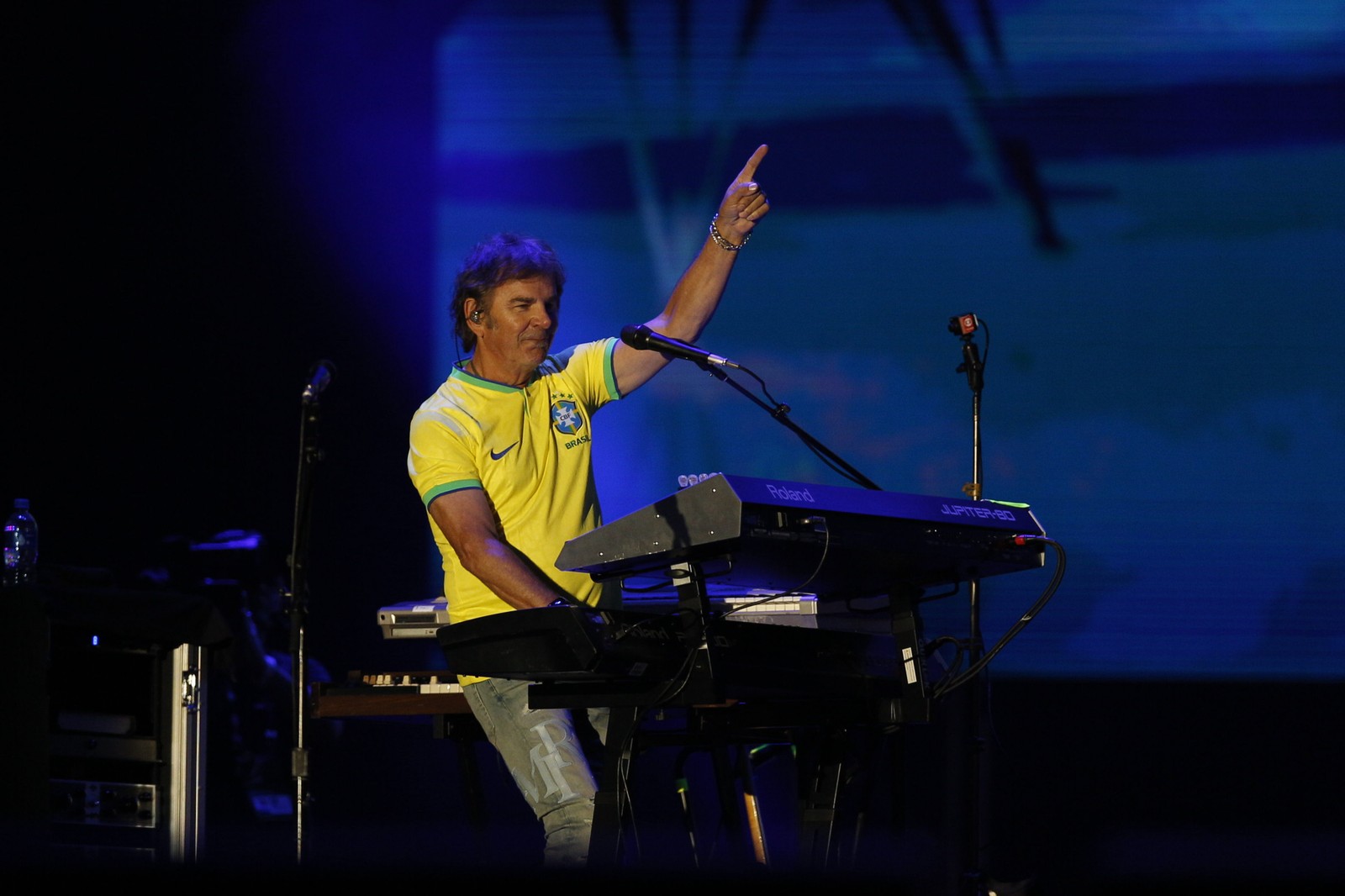 Músicos da banda Journey apareceram com camisa do Brasil no Rock in Rio — Foto: Alexandre Cassiano/Agência O Globo