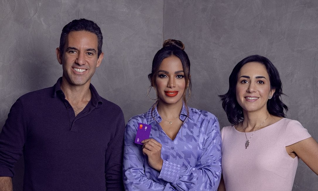 Anitta entre David Vélez e Cristina Junqueira, cofundadores do Nubank. Cantora tem cadeira no Conselho de Administração do NubankDivulgação