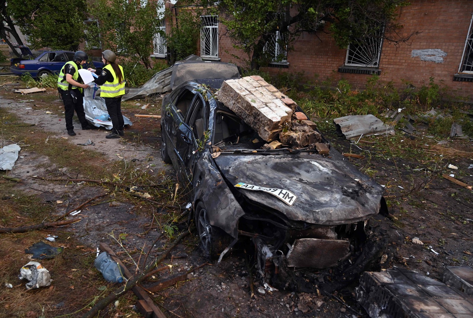 Carro destruído perto de uma área industrial na capital ucraniana, Kiev, após um enorme ataque noturno com mísseis contra a Ucrânia — Foto: Sergei SUPINSKY/AFP