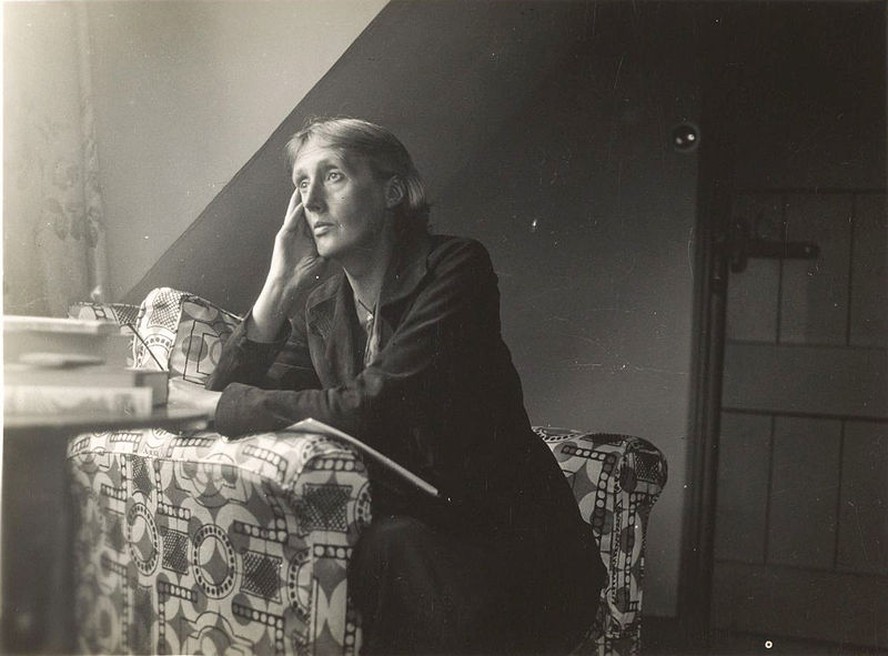 A escritora britânica Virginia Woolf, cujas obras já estão em domínio público no Brasil