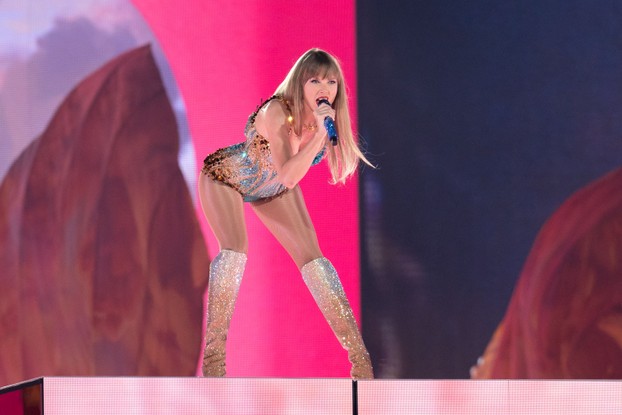 A cantora e compositora americana Taylor Swift se apresenta na turnê "Eras Tour" em Arlington, Texas