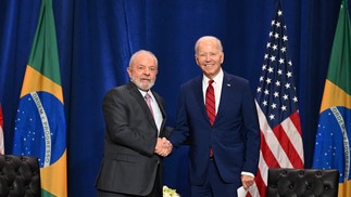 Lula encontra com o presidente Joe Biden nos Estados Unidos — Foto: Jim WATSON / AFP