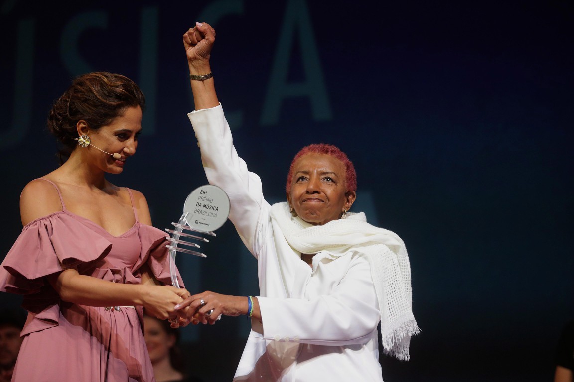 Leci Brandão recebe da atriz Camila Pitanga o prêmio na categoria "Samba" na 29ª edição do Prêmio da Música Brasileira — Foto: Márcio Alves