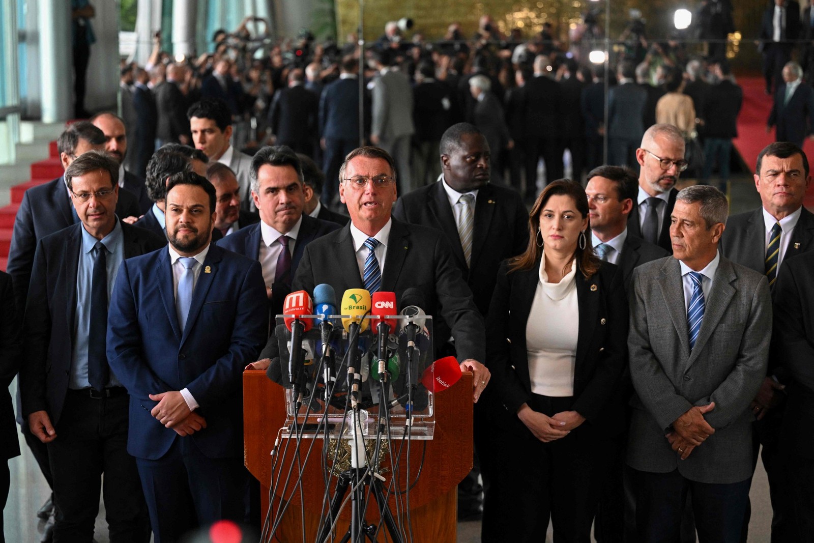 O primeiro discurso do presidente após a derrota durou pouco mais de dois minutos e aconteceu dois dias após o segundo turno  — Foto: Evaristo Sá/AFP