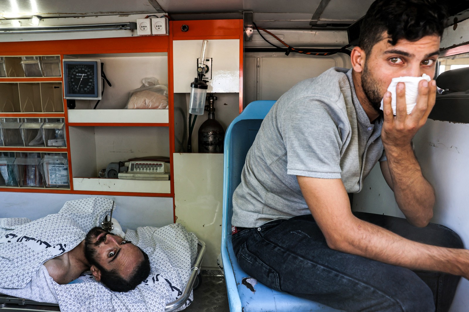 Um homem ferido está dentro de uma ambulância esperando a passagem de fronteira de Rafah, no sul da Faixa de Gaza, antes de receber cuidados médicos no Egito — Foto: Mohammed ABED/AFP