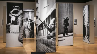 Totens com fotos de Evandro Teixeira durante os dias que passou no Chile, em 1973, registrando a brutalidade daquele tempo — Foto: Guito Moreto/Agência O Globo