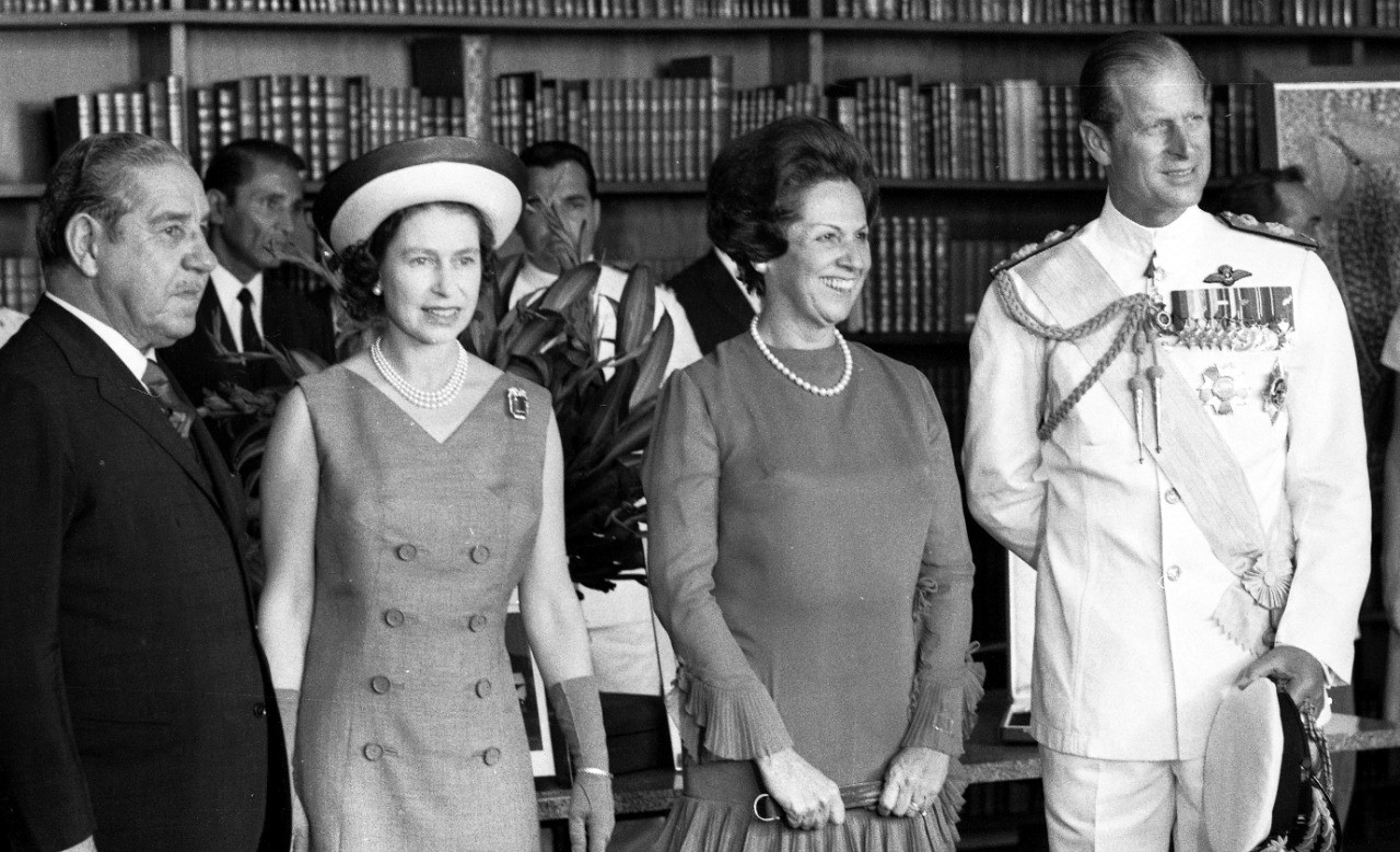 Rainha Elizabeth na biblioteca do Palácio da Alvorada com o ditador brasileiro Artur da Costa e Silva e sua esposa Dona Iolanda Costa e Silva, o príncipe Philip aparece à direita — Foto: Agência O Globo