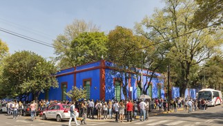 Uma multidão se reúne do lado de fora da Casa Azul, onde Frida Kahlo passou grande parte de sua vida, no bairro de Coyoacán, na Cidade do México — Foto: Adrian Wilson/The New York Times