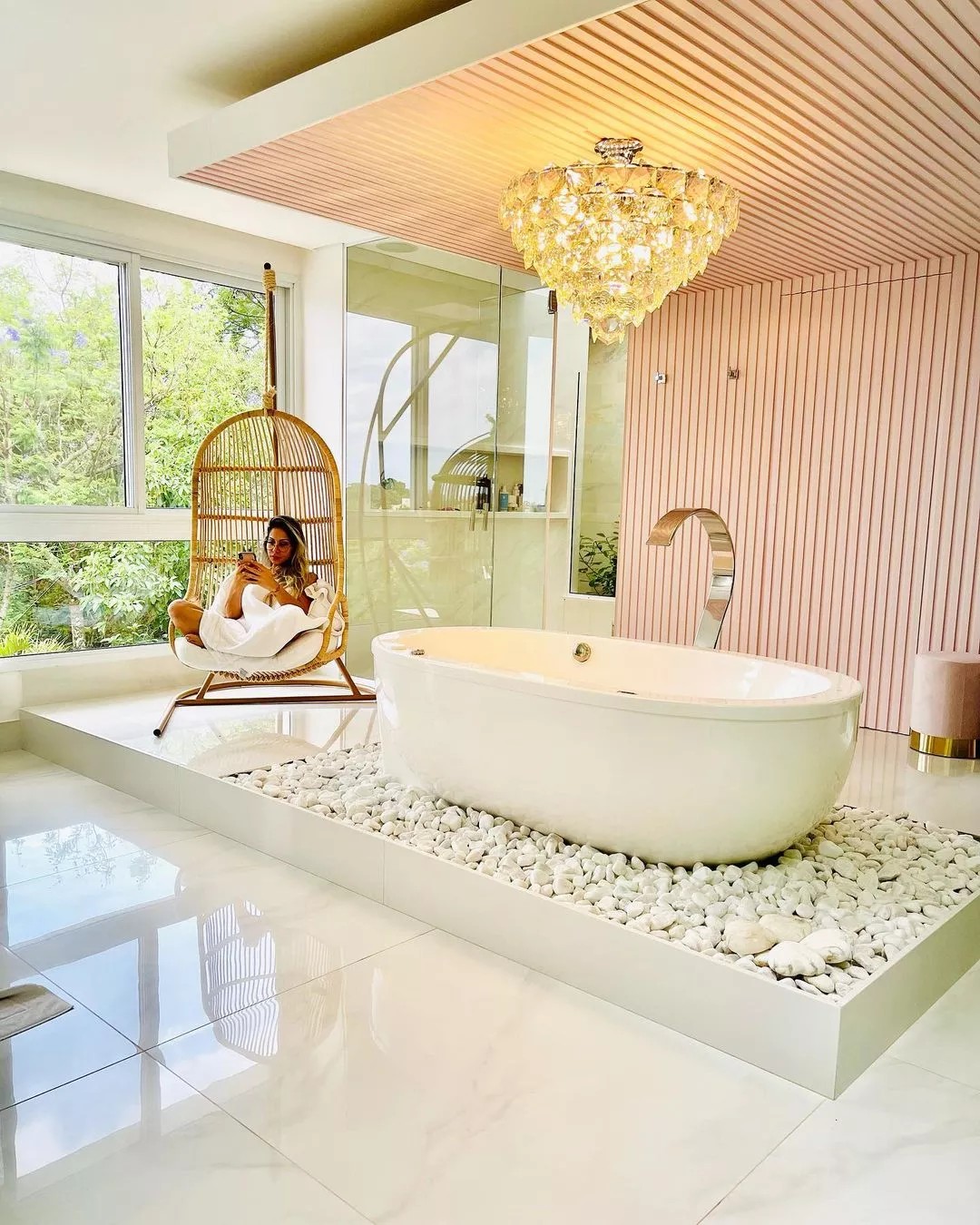 Maíra Cardi, do "BBB 9", tem uma mansão no interior de São Paulo. O banheiro tem lustre e vista para a área externa da casa, toda arborizada — Foto: Reprodução