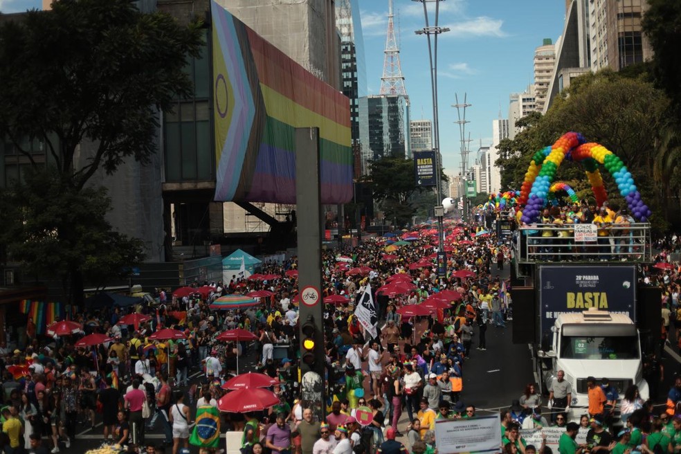 Masp coberto por bandeira na Parada LGBTQIA+ de 2024, em SP — Foto: Maria Isabel Oliveira