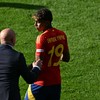 Técnico Luis de La Fuente orientando o jogador mais jovem da história da Eurocopa, Lamine Yamal - GABRIEL BOUYS / AFP