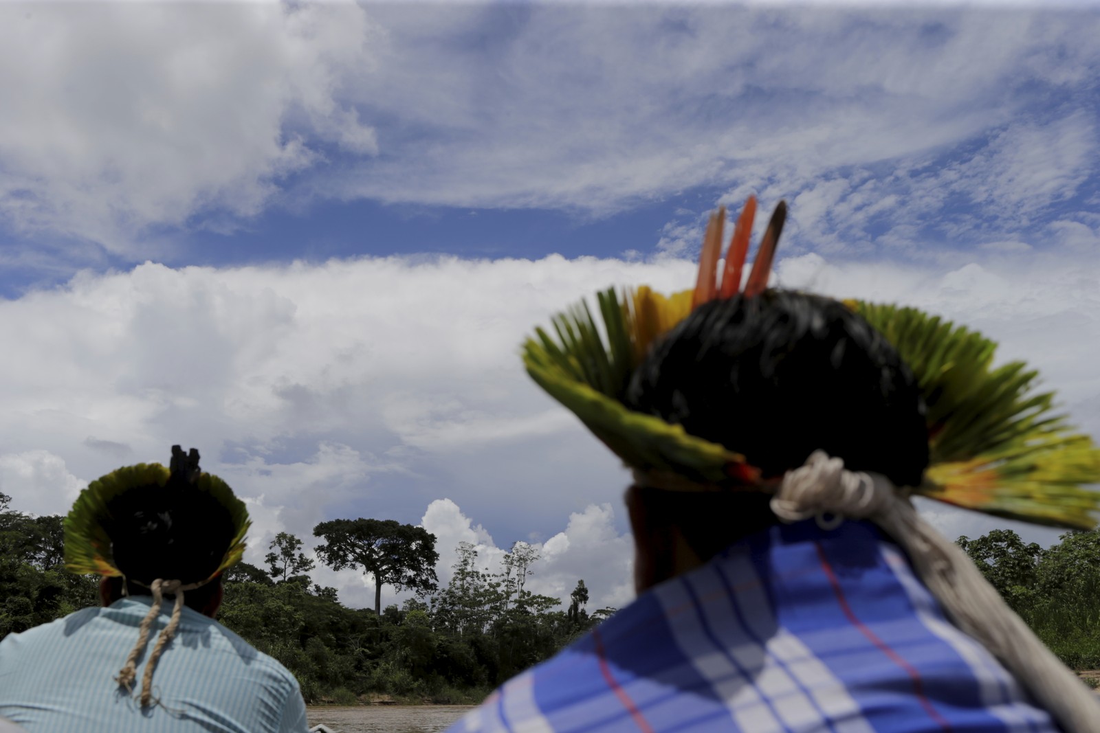 Pela primeira vez uma comitiva do povo kayapó viajou para uma terra indígena no extremo oeste do Acre — Foto: Domingos Peixoto / Agência O Globo