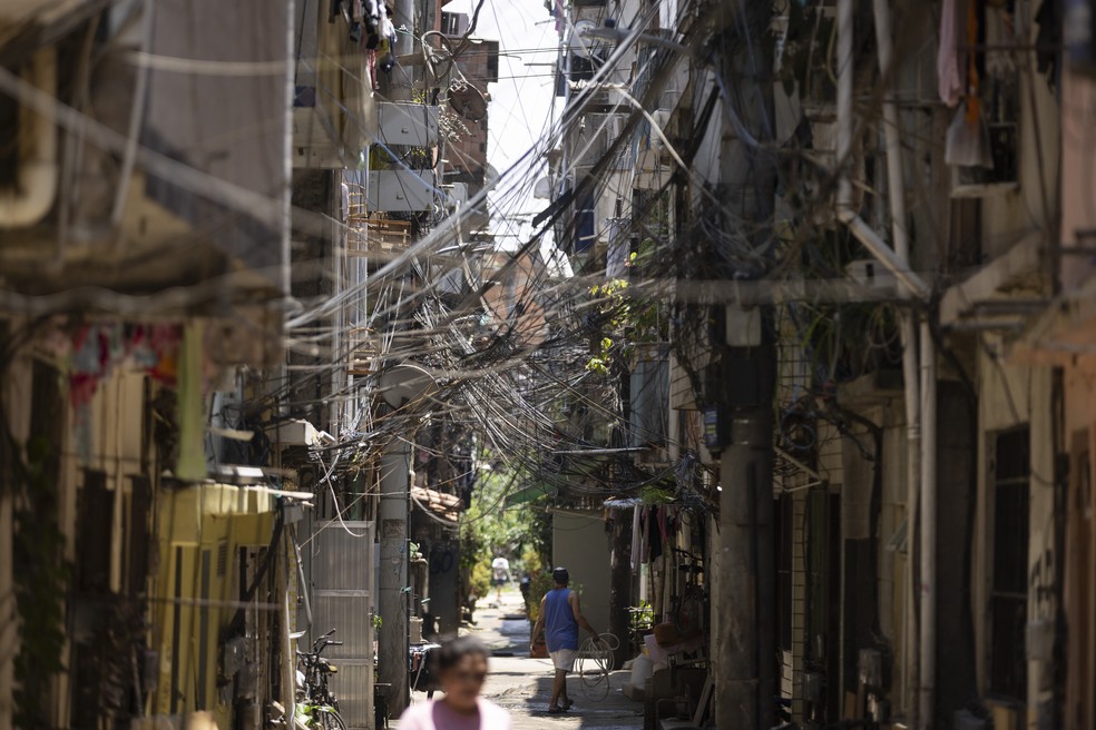 Ligações clandestinas de energia levam à crise na Light — Foto: Márcia Foletto