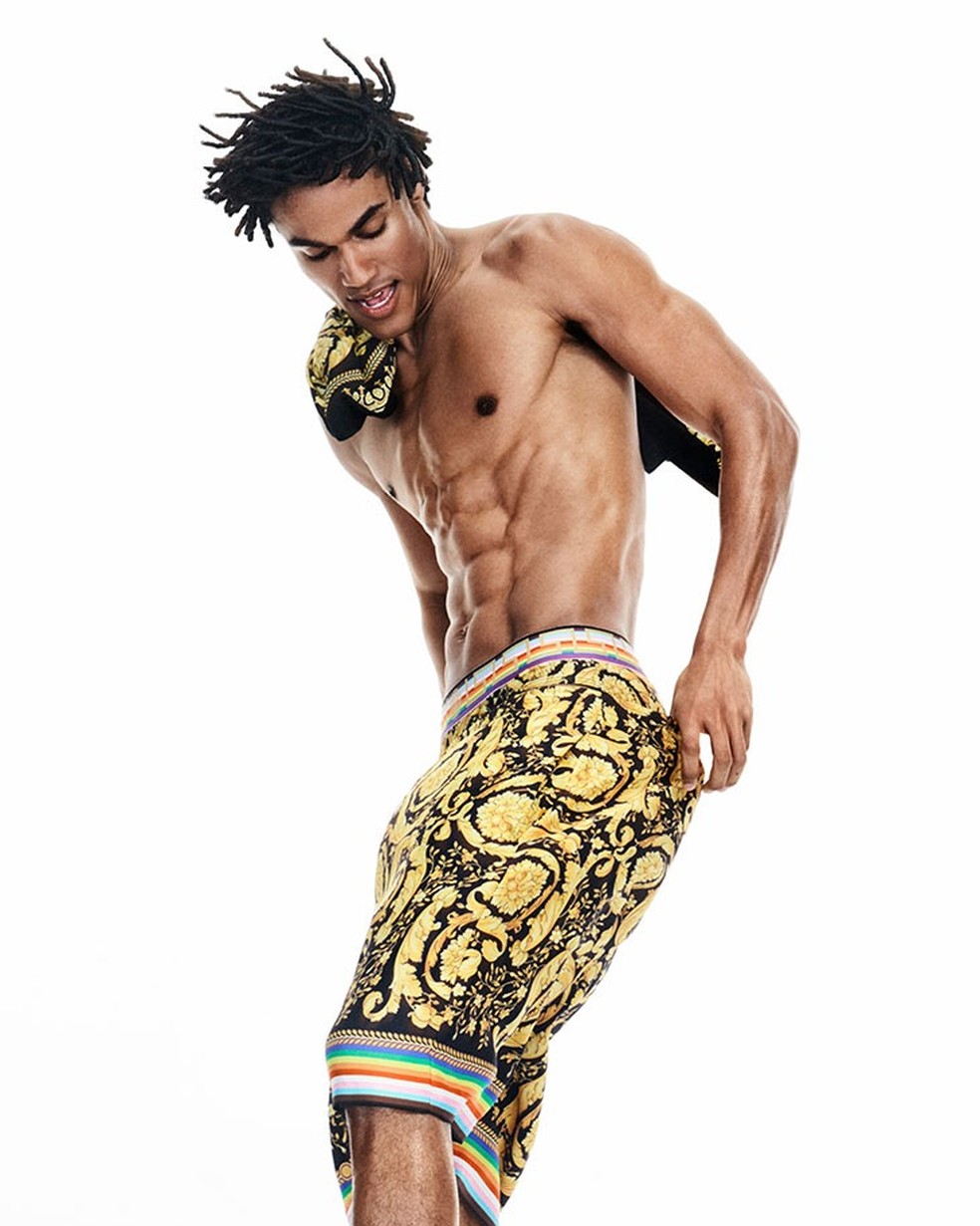 Matheus Hava estrela a nova campanha mundial da Versace — Foto: Divulgação @versace @ejaf