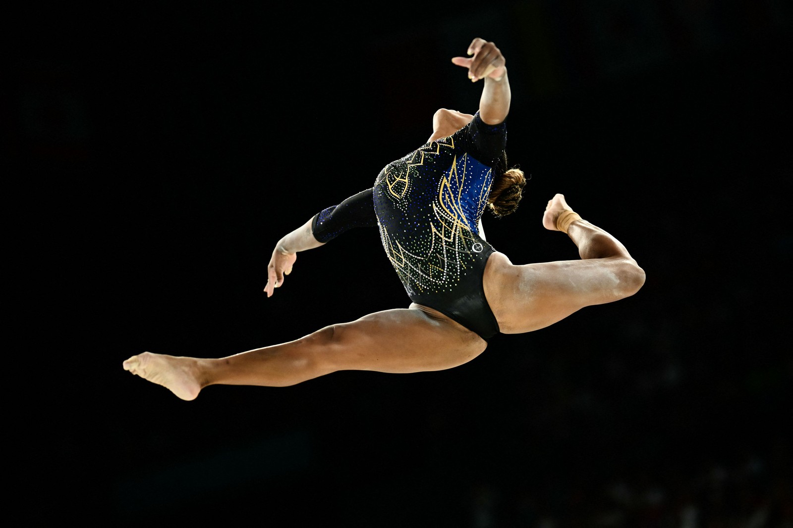 A brasileira Rebeca Andrade compete na trave de equilíbrio da qualificação feminina de ginástica artística durante os Jogos Olímpicos Paris 2024 — Foto: Loic VENANCE / AFP