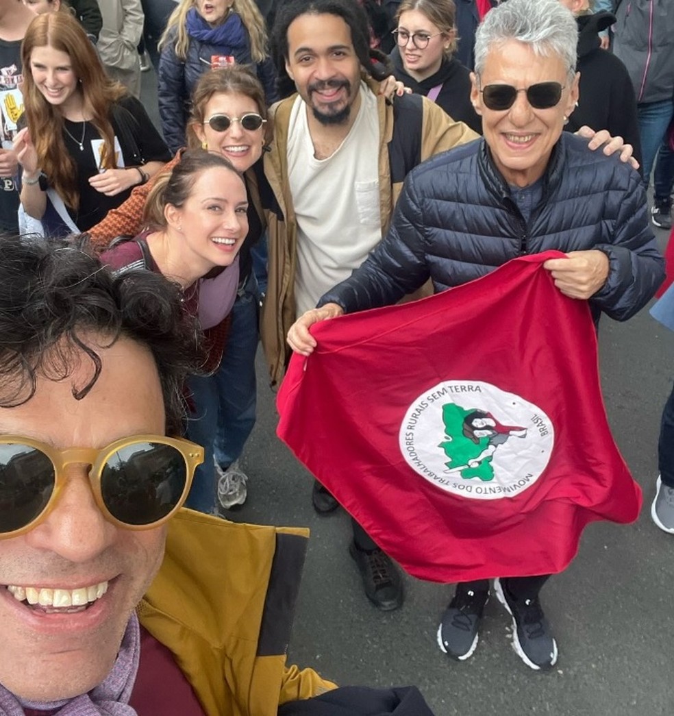 Raí e Chico Buarque (com bandeira do MST) em manifestação em Paris — Foto: Reprodução Instagram