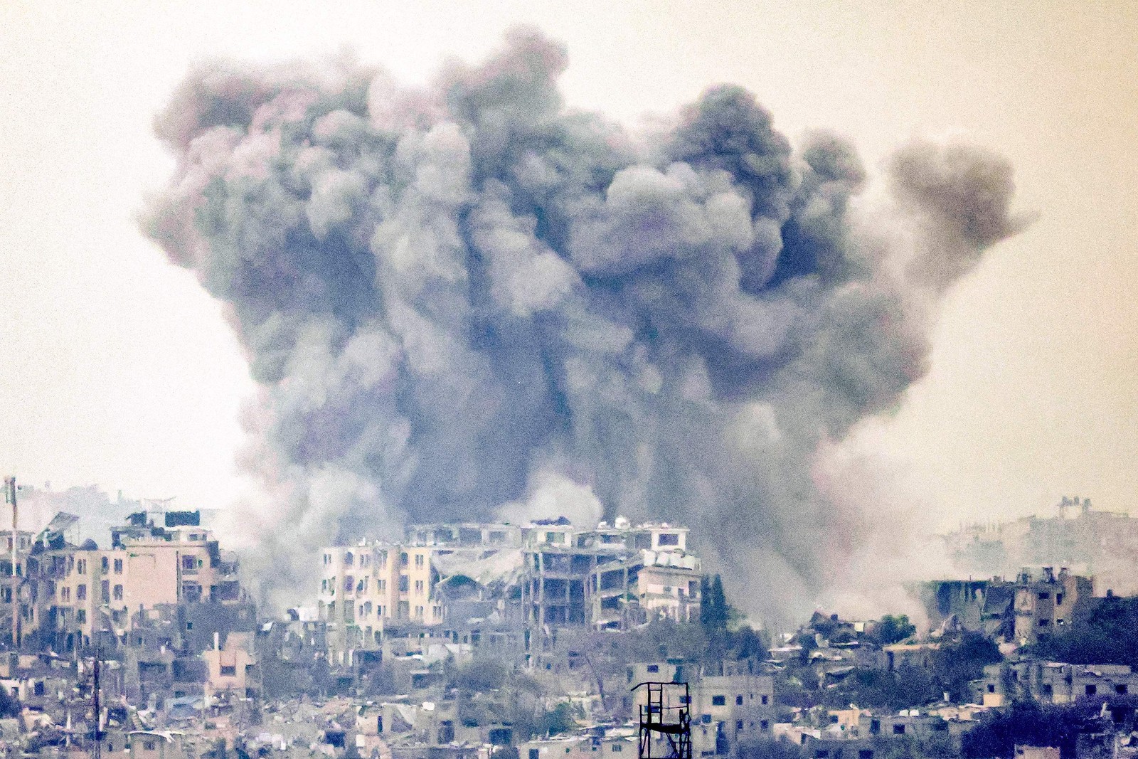 Fumaça toma conta dos céus da Faixa de Gaza após explosão nesta sexta-feira (27) — Foto: Menahem Kahana/AFP