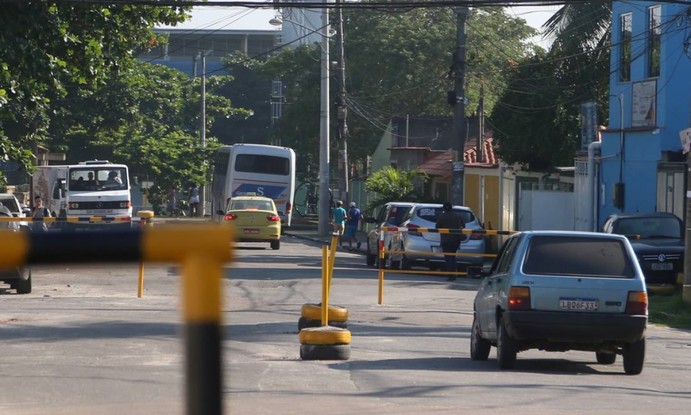 A Rua Nilópolis, entre outras de Realengo, na Zona Oeste do Rio, foi fechada pela milícia local