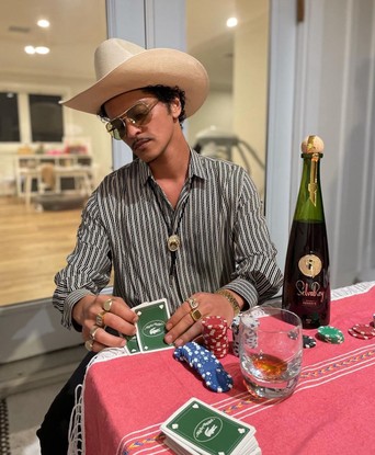 Bruno Mars com cartas de jogos de azar