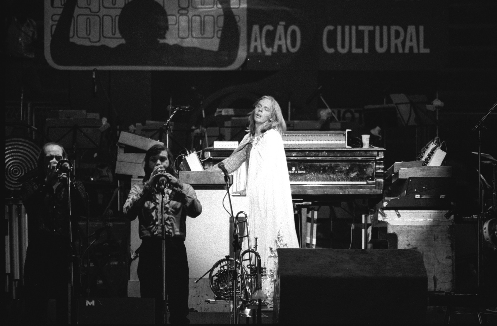 Rick Wakeman: diante de 25 mil pessoas, no Maracanãzinho, o tecladista do Yes dividiu o palco com a OSB em 1975 — Foto: Anibal Philot/2-12-1975 