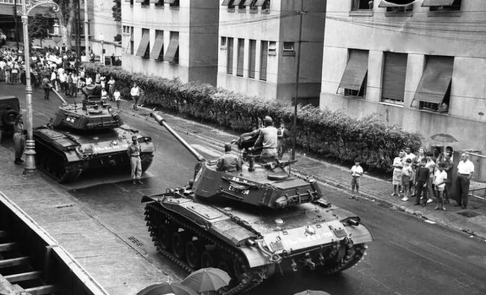 31 de março de 1964: Tanques na Rua Gago Coutinho, em Laranjeiras, no Rio — Foto: Arquivo/Agência O GLOBO