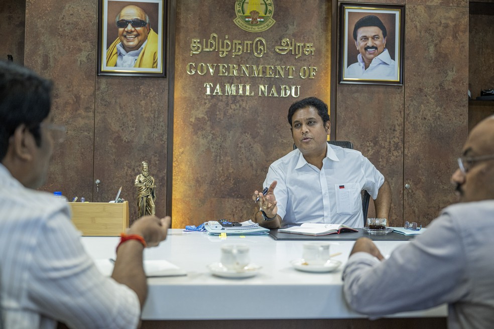 T.R.B. Rajaa, secretário de Indústria do estado de Tamil Nadu, em seu gabinte: esforço e incentivos do governo para trazer indústrias para Índia — Foto: Atul Loke/NYT