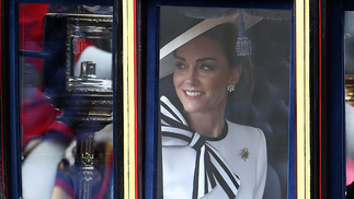 A princesa de Gales, Kate Middleton, foi vista pela primeira vez desde o Natal de 2023; futura rainha do Reino Unido estava acompanhada do marido, o príncipe William, e dos filhos — Foto: HENRY NICHOLLS / AFP
