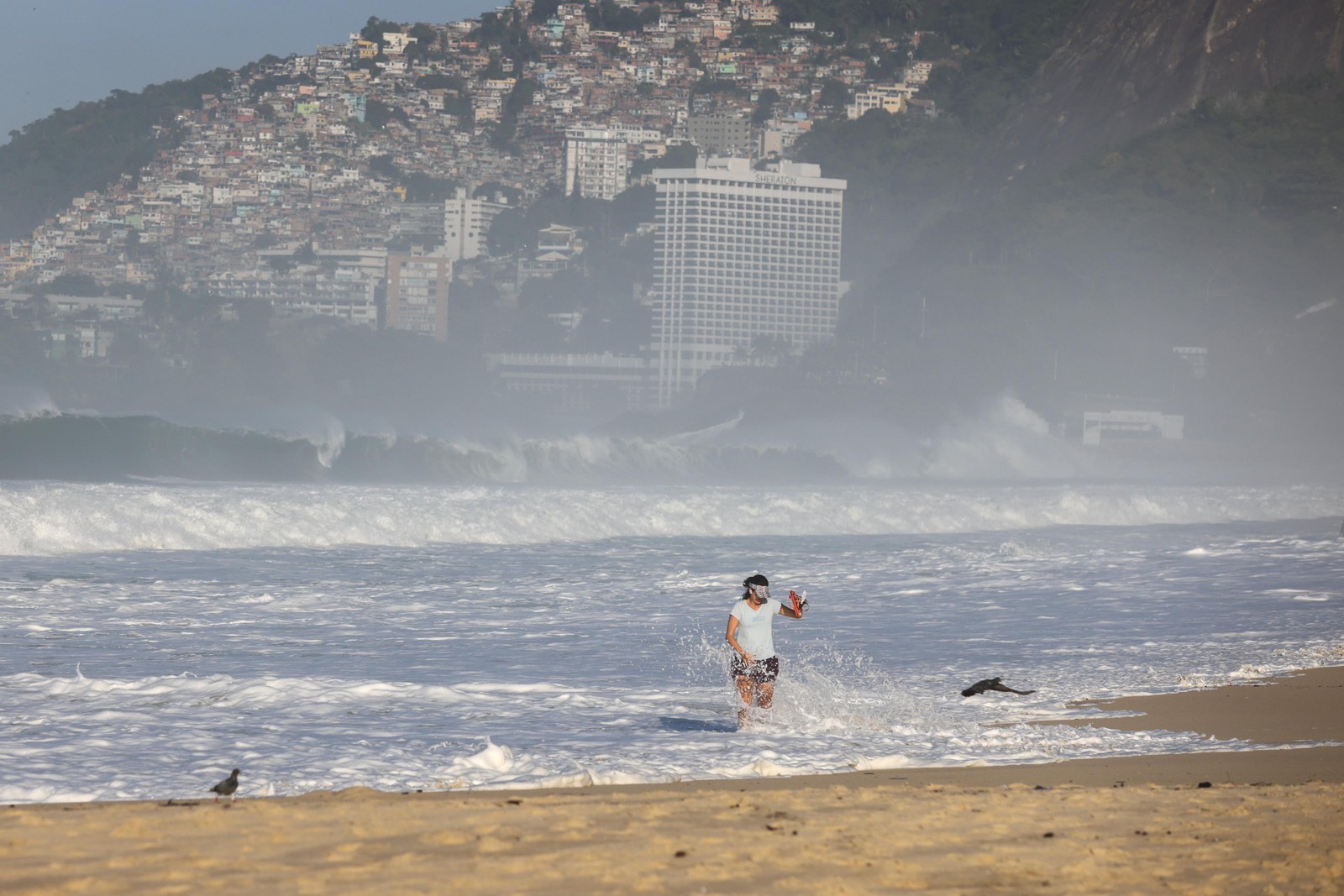 Ressaca na praia do Leblon — Foto: Márcia Foletto / Agência O Globo