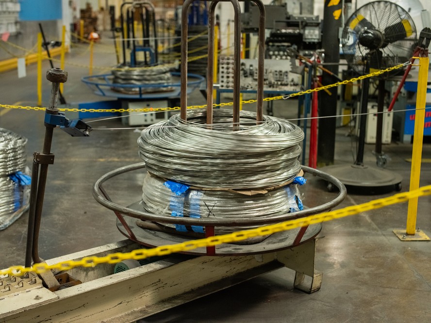 Cordão de aço em siderúrgica Marlin Steel Wire Products, de Maryland, nos EUA: Biden quer conter importações chinesas